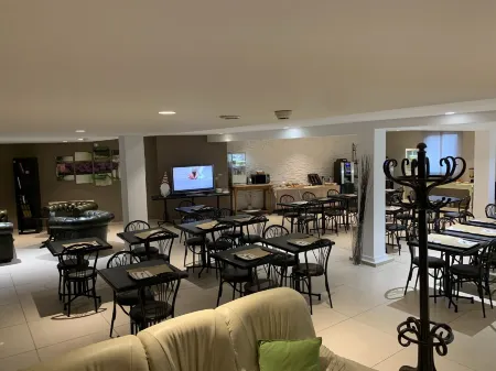 Contact Hôtel des États-Unis Отели в г. Л'Юньон