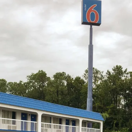 Motel 6 Daytona Beach, FL - Speedway Отели рядом с достопримечательностью «Аттракцион Daytona 500 Experience»
