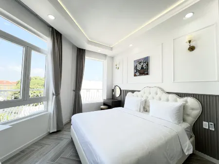 Paris Hotel Отели рядом с достопримечательностью «Ba Chua Xu Temple»