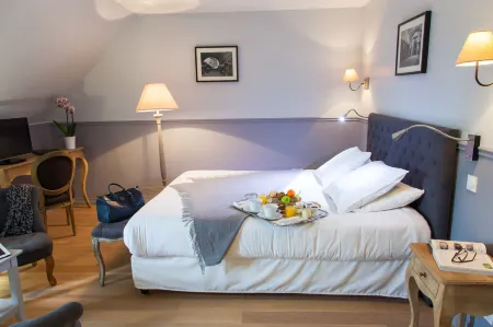 Logis Hostellerie des Clos et Restaurant Bistrot des Grands Crus Отели в г. Шабли