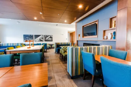 Holiday Inn Express & Suites WEST EDMONTON-MALL AREA by IHG