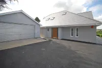 The Hawthorns - Large Luxury Cottage, Hot Tub, Sea Views Hotels in Saundersfoot