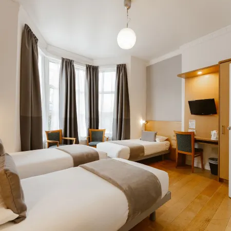 Star Hotel Отели рядом с достопримечательностью «Стадион «Лофтус Роуд»»