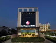 Best Western Plus Indore Отели рядом с достопримечательностью «Деви Ахилья Вишвавидьялайя»
