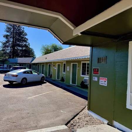 Chalet Motel - Your Cozy Basecamp for Bend Adventures