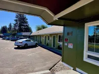 Chalet Motel - Your Cozy Basecamp for Bend Adventures - Motels