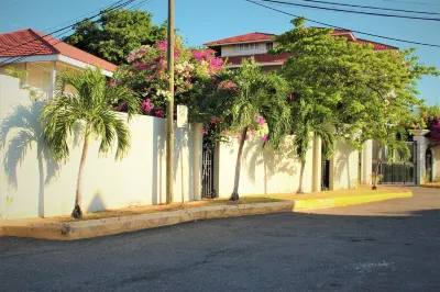 阿爾塔蒙特苑酒店 鄰近Half Way Tree的酒店