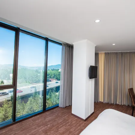 Hotel Shine Palace Отели рядом с достопримечательностью «Станция метро Грмагеле»