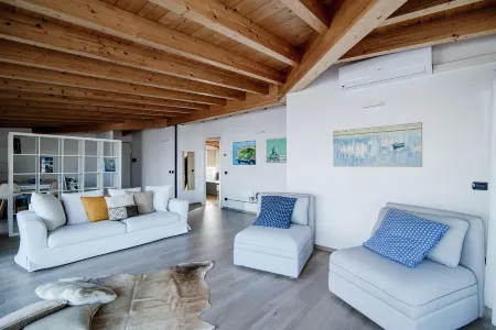 White Attic - by Myhomeincomo Отели в г. Альбезе-кон-Кассано