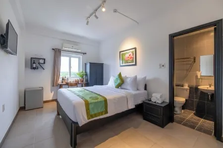 Charming Riverside Hotel Отели рядом с достопримечательностью «Nguyen Dinh Chieu Walking Street»