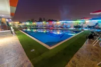 Grand Pela Hotel & Suites - Swimmingpools