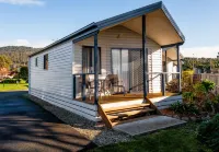 Snug Beach Cabin and Caravan Park Hotels in Grove