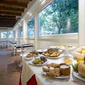 Atmosphere Suite Hotel Dining/Meeting Rooms