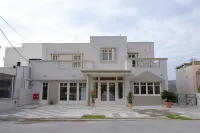 Dialinas Apartments Hotels in Vathi