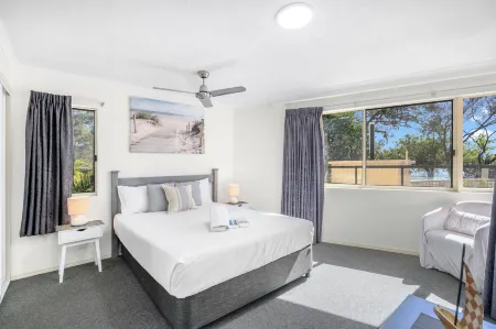 Alexander Beachfront Apartments Отели в г. Херви-Бэй