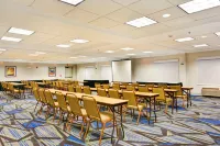 Holiday Inn Express & Suites Milwaukee-New Berlin