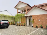 DeJati House Hotels in Jatikramat