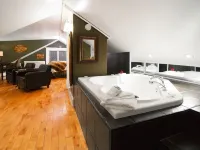 Leaside Manor Hotels near Bowring Park