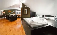 Leaside Manor
