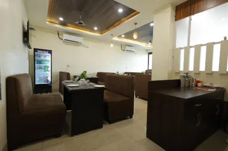 Silver Oaks Inn Отели рядом с достопримечательностью «Шрай Кришна Джанмастан Темпл, Матхура»