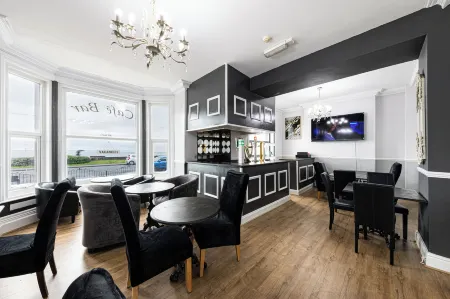 The Manor Hotel Отели рядом с достопримечательностью «Mostyn Street»