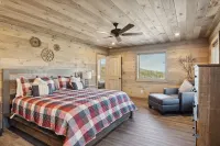 Treehouse Lodge 5 Bedroom Cabin by RedAwning