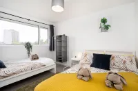 Modern 3 Bed House-Free Parking