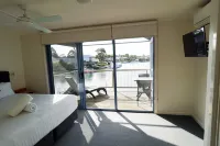 Captains Cove Resort - Waterfront Apartments