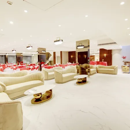 Saltstayz Premier - Galleria Market Road & Sector 27