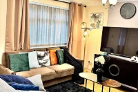 Elegant 3Br w/ Free Parking, Garden, Pet Friendly Hotels in Bobbing