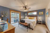 Denton by Avantstay Hot Tub, Deck w/ Fire Pit Near Skiing & Lake!