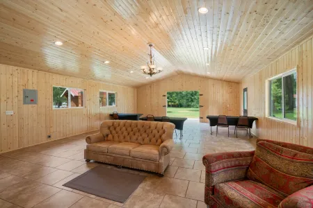 Crater Lake Resort Отели рядом с достопримечательностью «Train Mountain Railroad Museum»