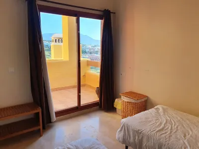 3 Bed Penthouse - Sleeps 8 - Pool - Sea View