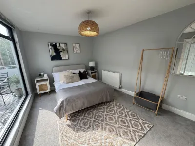 Urban Oasis - from 140 Per Night Hotels in der Nähe von PHI Home and Garden