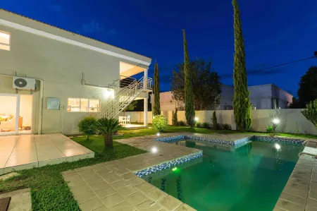 The Studio Guest House Отели в г. Габороне