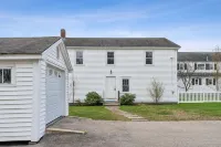 The Coastal Nest Stay for 5! Hotels near Pine Point Beach