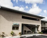 羅德威飯店 Trailside bench on West Orange Trail附近的飯店