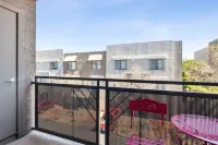 Luxurious Retreat - Private Pool, Walk to Amenities Отели в г. Глендейл