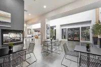 Luxurious Retreat - WiFi, Walkable, Pool, Newly Built Hotels in Glendale