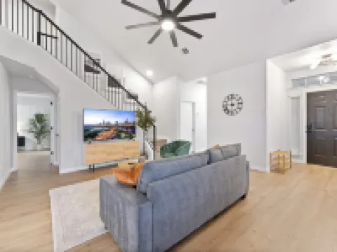 Modern & Homey 3Br Home, Remote Work Friendly, King Beds, Fast WiFi Hotels in Pflugerville