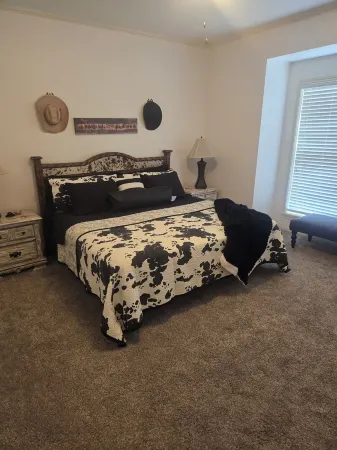 Two-bedroom townhome in a quiet neighborhood with private parking and Wi-Fi. Отели в г. Брайан