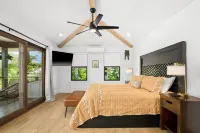 The Lagoon: 4 Bd Home. Pool, Jacuzzi, Waterslide, Home Theater & AC. Sleeps 17 - 4-Star