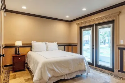 Luxury 2 Bed- 80" TV- Pet Friendly- 3 mi. to Johnson Beach Hotels near Blue Angels