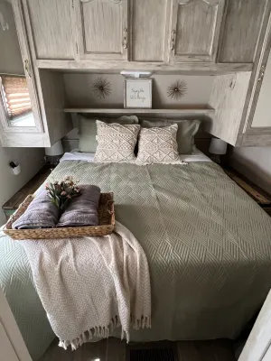 Retreat by the Creek, 2m from Whitewater, Hot tub, fire pit, River access!