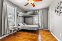 East Hill Retreat Near Beaches & Downtown