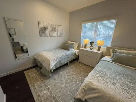 5Br, 5BA on Cul-De-Sac, Big Pool,  Jacuzzi, Gym,  Beautiful Bay Beach