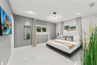 Family Retreat: Pool, Games & Private Apartment Hotels near Patricia and Phillip Frost Art Museum