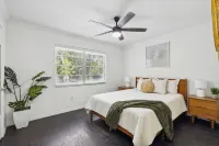 Modern 3-bedroom house walking distance from UF stadium!