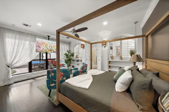 The Kirby Retreat–Luxe Stay w/ Heated Pool, King Size Beds, Garage & Games ジェラルド D. ハインズ・ウォーターウォール・パーク周辺のホテル