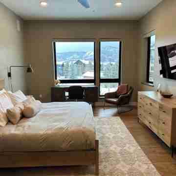JUST LISTED Luxury 4BR Retreat in Wildhorse Meadows - Après Escape Chalet Rooms
